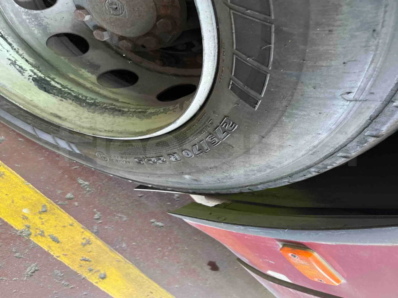 Iveco Citelis - tread condition front tires left