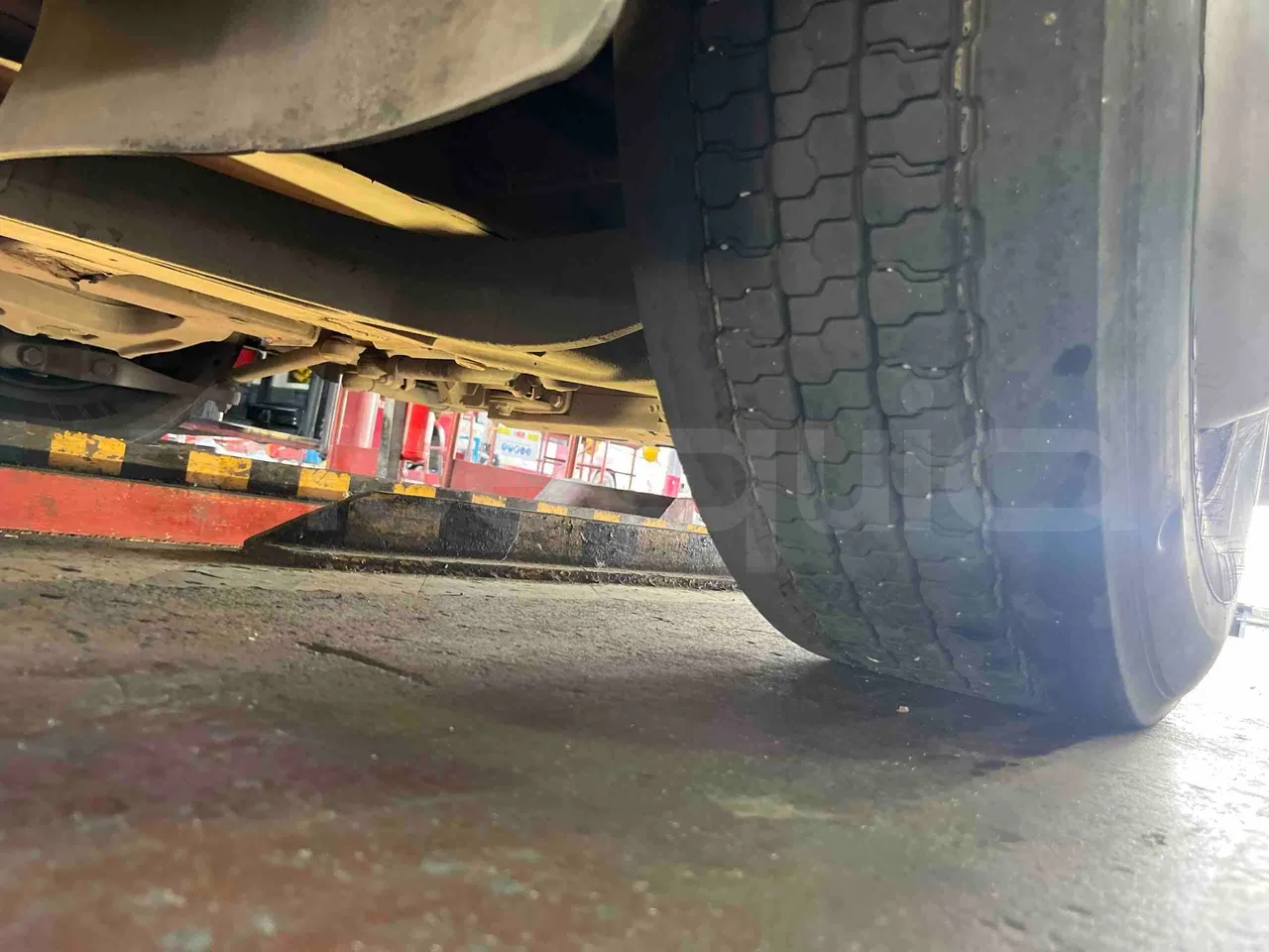 Iveco Citelis - tread condition front tires right
