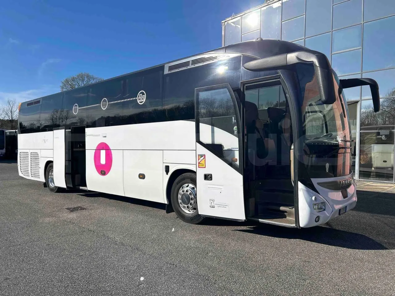 Iveco Magelys SFR2XX - EUR6 - 294kW - 12.265m - 3/4 right front doors open