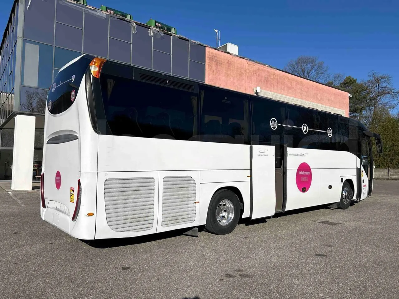 Iveco Magelys SFR2XX - EUR6 - 294kW - 12.265m - 3/4 right rear doors open