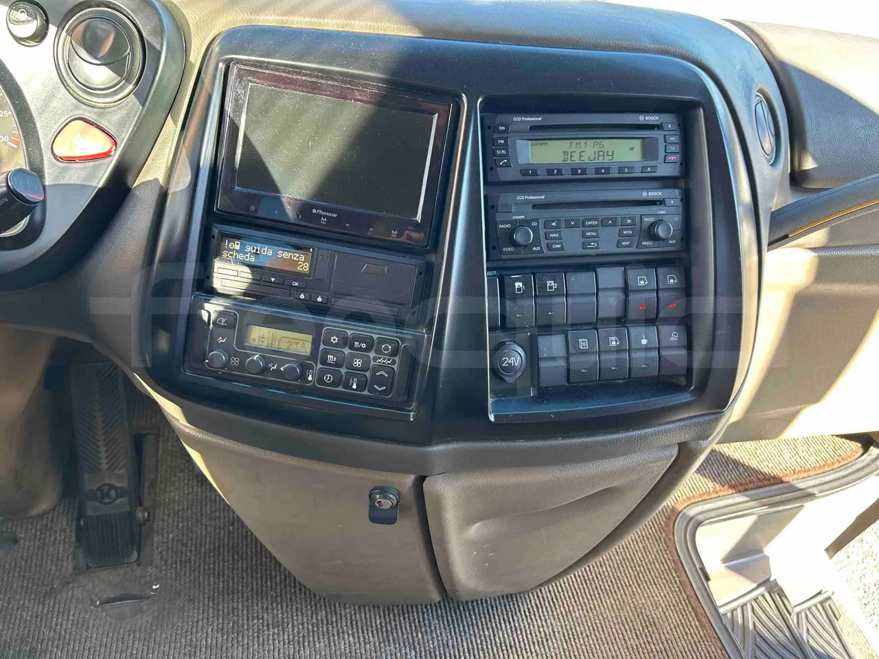 Iveco Magelys SFR2XX - EUR6 - 294kW - 12.265m - radio accessories photo