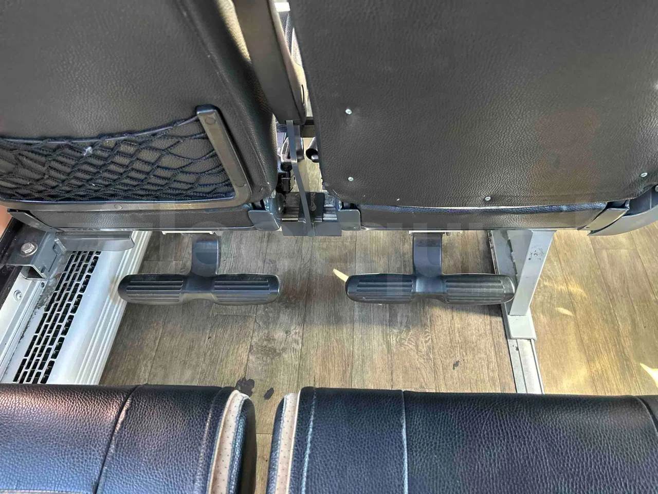 Iveco Magelys SFR2XX - EUR6 - 294kW - 12.265m - footrest detail photo