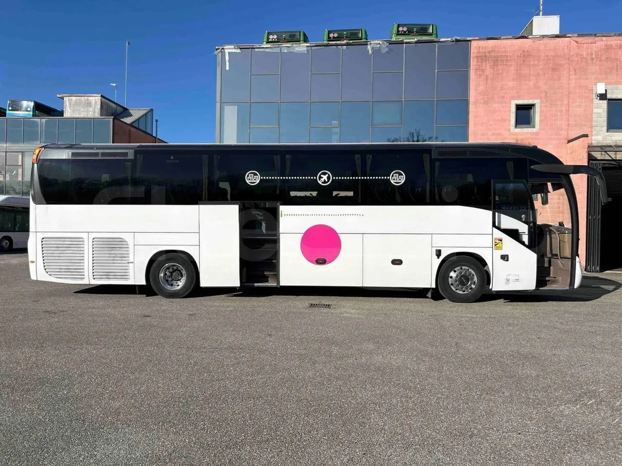 Iveco Magelys SFR2XX - EUR6 - 294kW - 12.265m - right side doors open