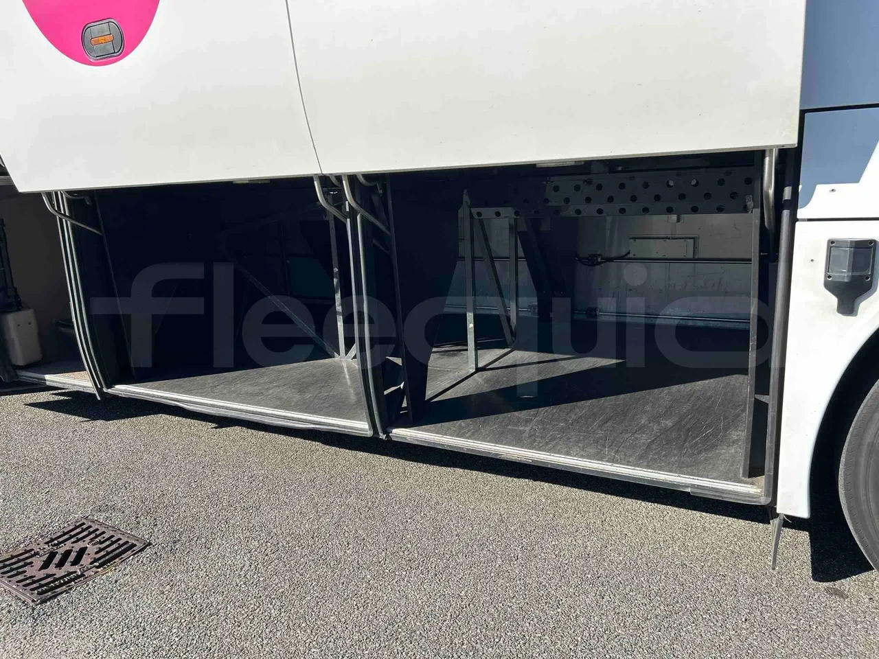 Iveco Magelys SFR2XX - EUR6 - 294kW - 12.265m - under carpet photo
