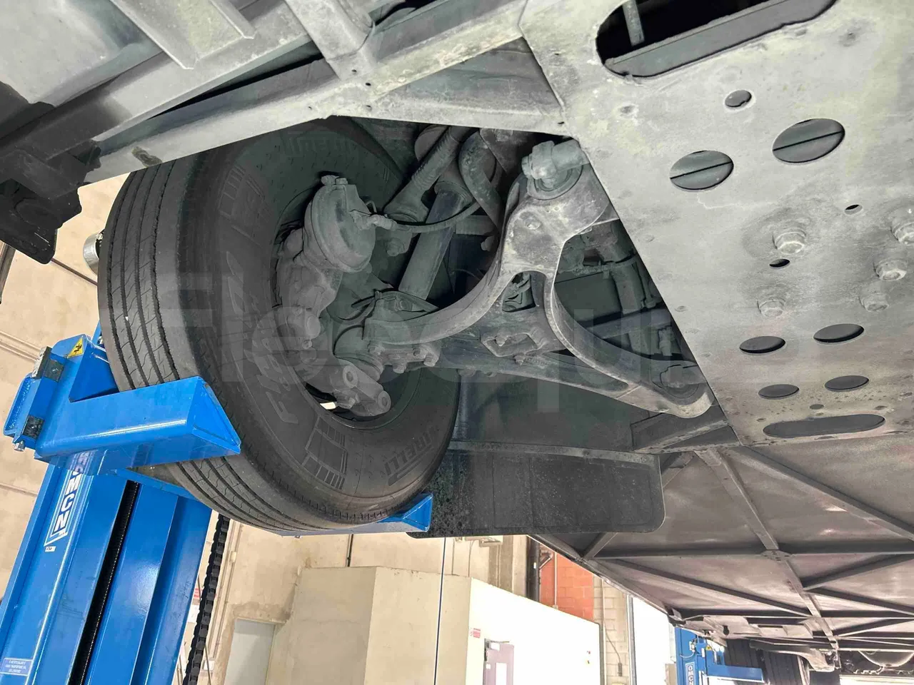 Iveco Magelys SFR2XX - EUR6 - 294kW - 12.265m - front axle right side