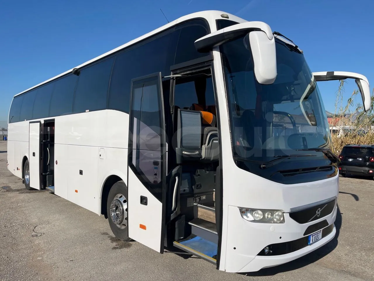 Volvo 9700 B4SC - EUR6 - 323kW - 12.35m - 3/4 right front doors open