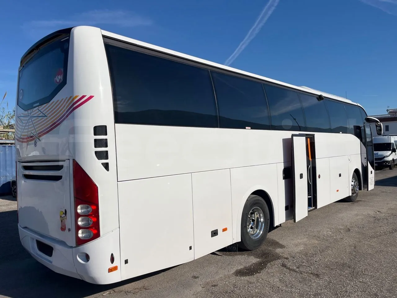 Volvo 9700 B4SC - EUR6 - 323kW - 12.35m - 3/4 right rear doors open