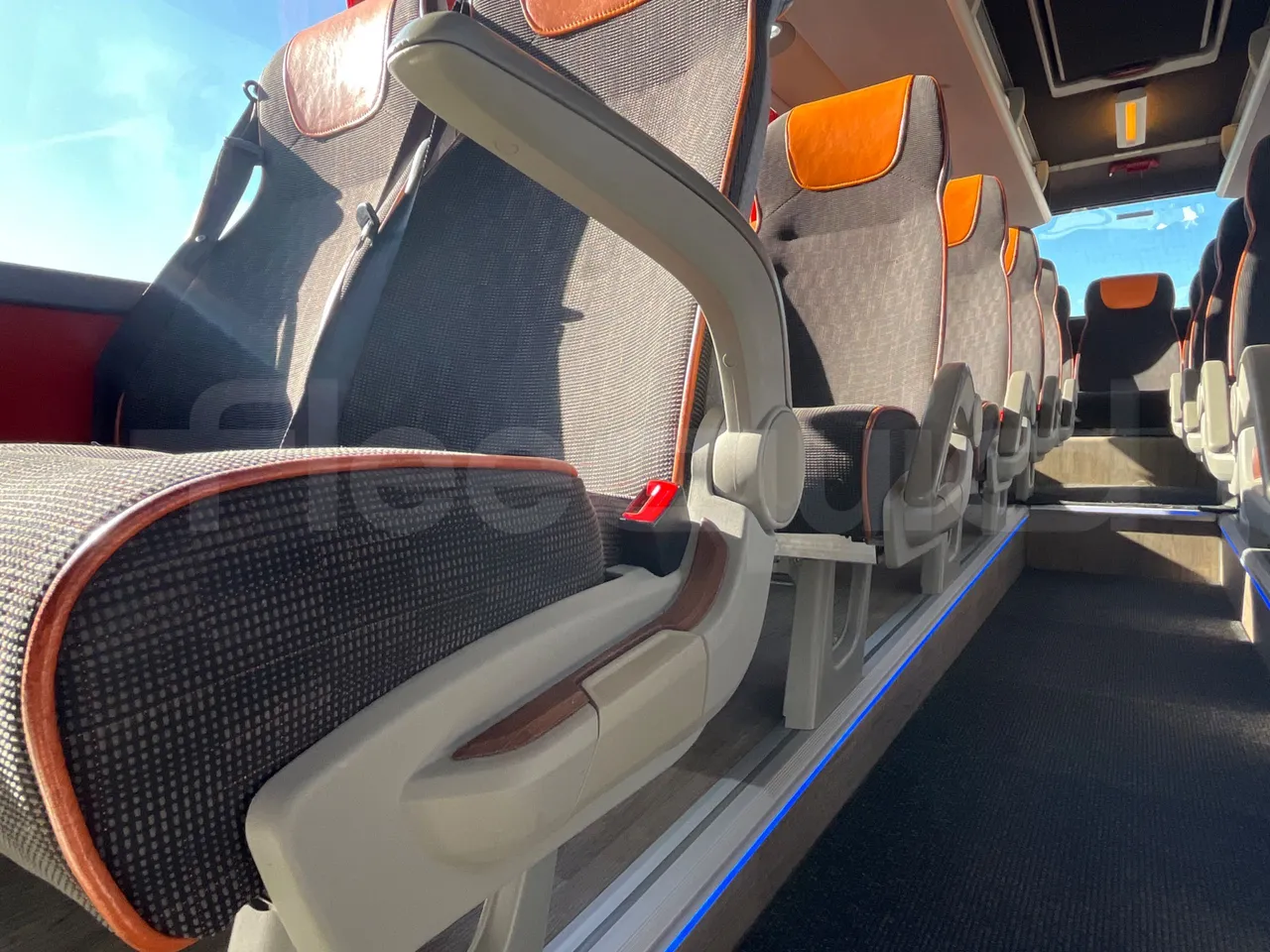 Volvo 9700 B4SC - EUR6 - 323kW - 12.35m - armrest detail photo