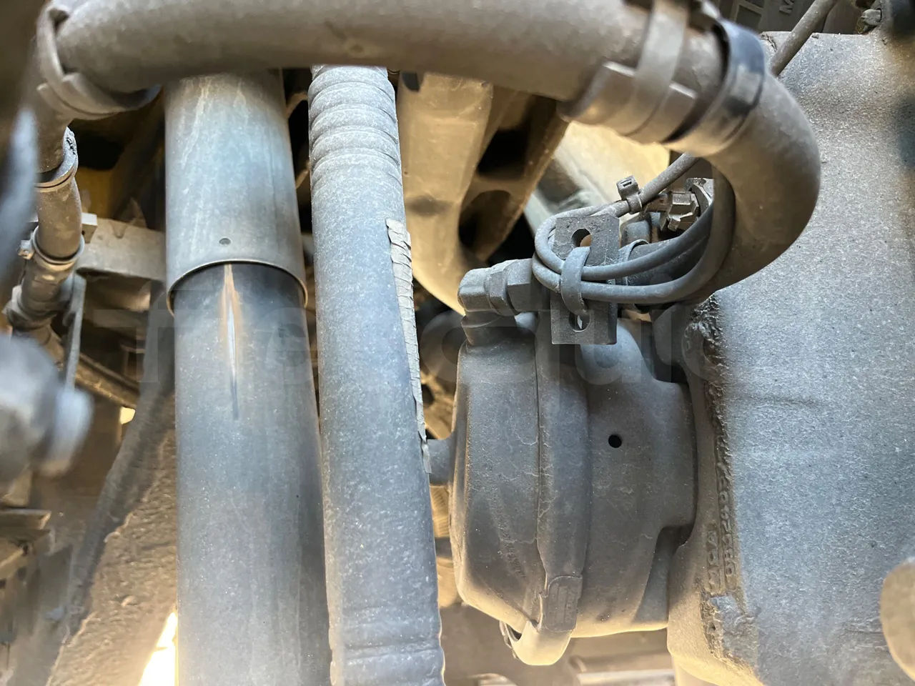 Volvo 9700 B4SC - EUR6 - 323kW - 12.35m - front brake calipers right