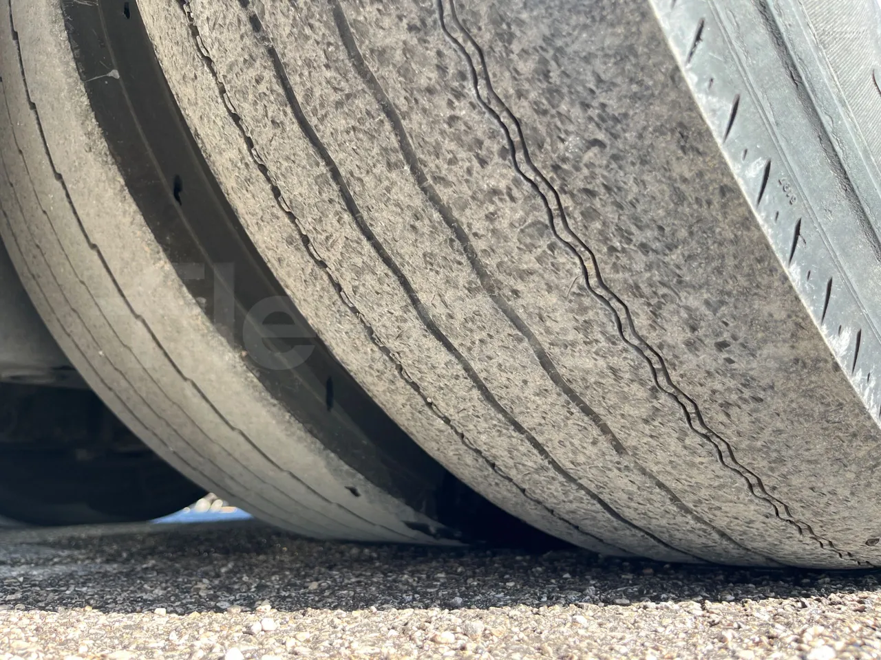 Volvo 9700 B4SC - EUR6 - 323kW - 12.35m - tread condition front tires left