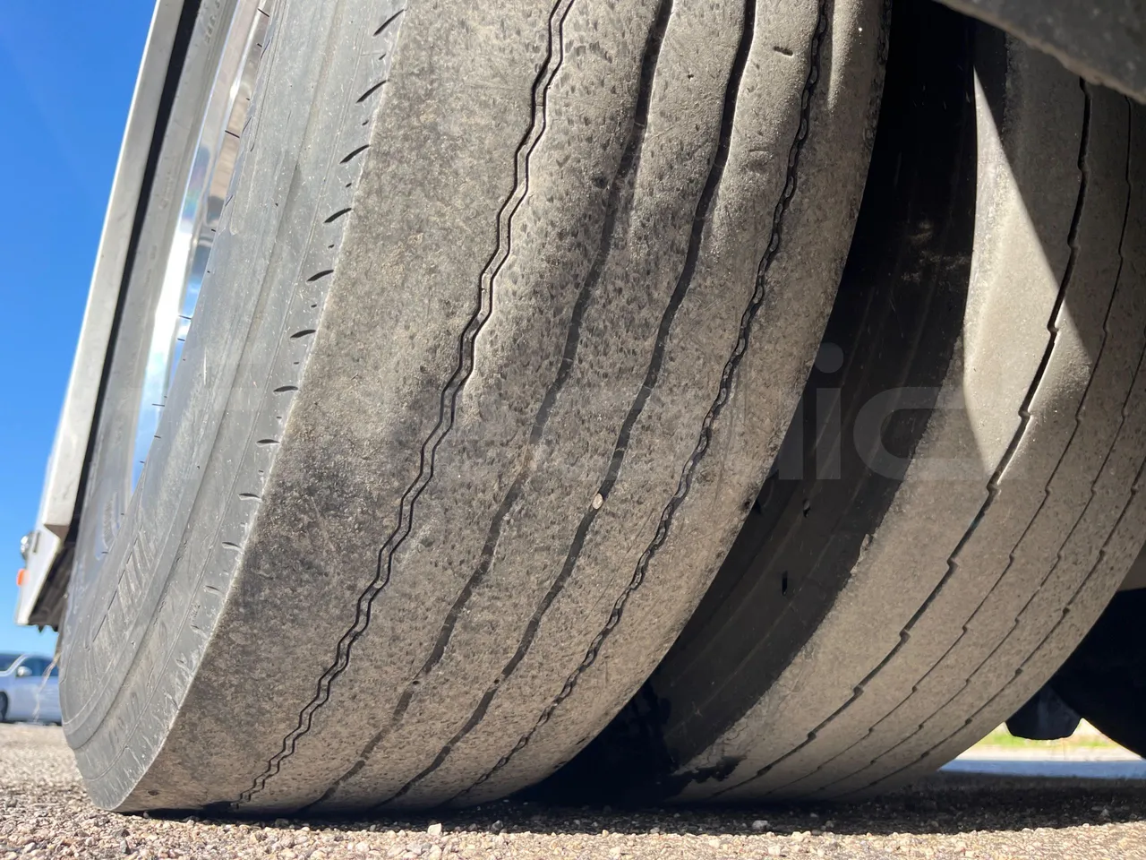 Volvo 9700 B4SC - EUR6 - 323kW - 12.35m - tread condition third axle tires right