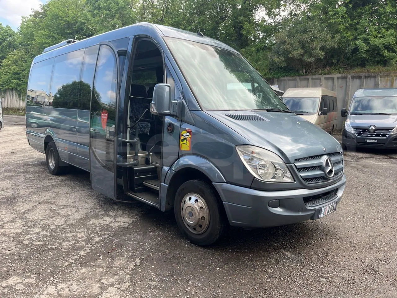 Mercedes-Benz Sprinter 518CDI - EUR4 - 135kW - 7.360m - 3/4 right front doors open