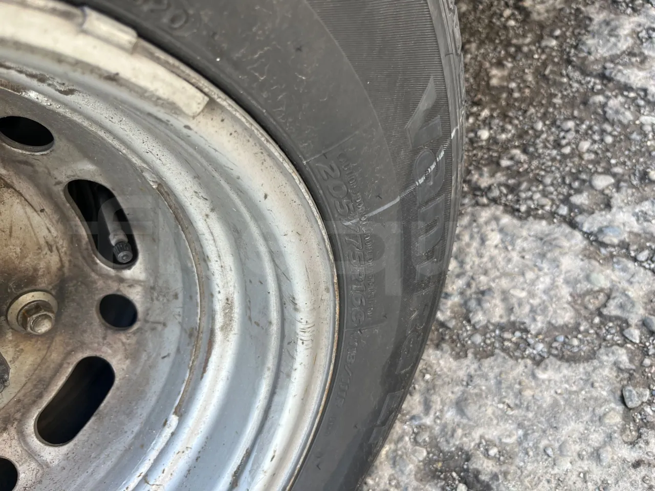 Mercedes-Benz Sprinter 518CDI - EUR4 - 135kW - 7.360m - tread condition front tires right