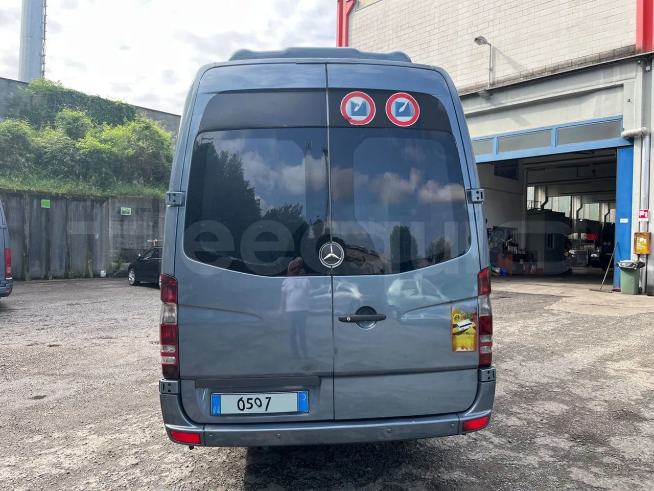 Mercedes-Benz Sprinter 518CDI - EUR4 - 135kW - 7.360m - rear hatch closed