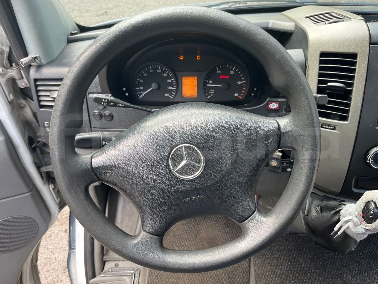 Mercedes-Benz Sprinter 518CDI - EUR4 - 135kW - 7.360m - steering wheel photo
