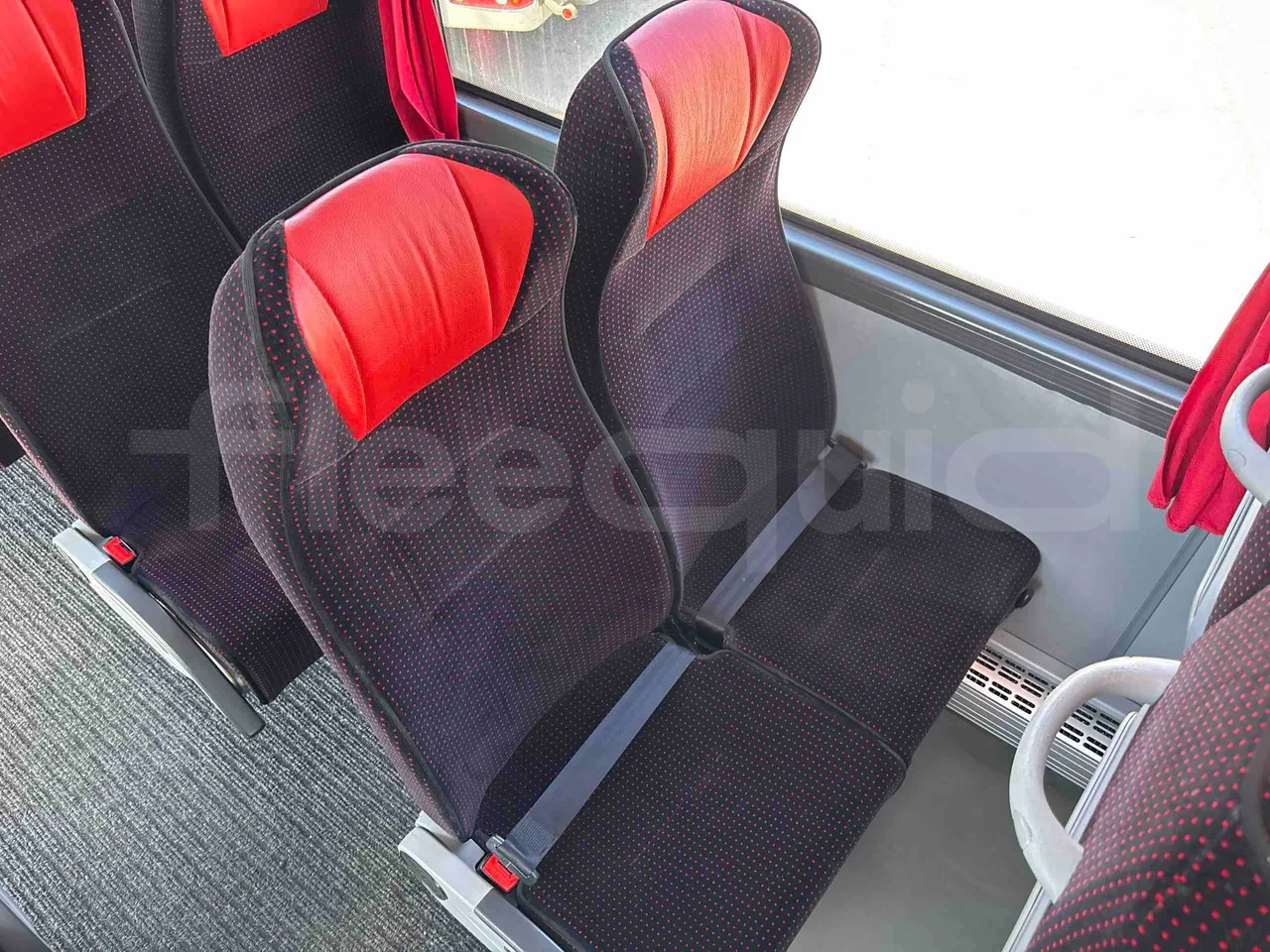 Isuzu Novo - central seat safety belt