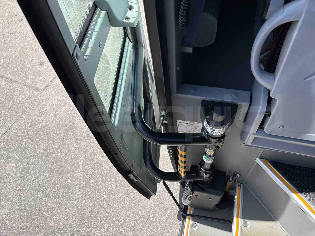 Isuzu Novo - door mechanism photo