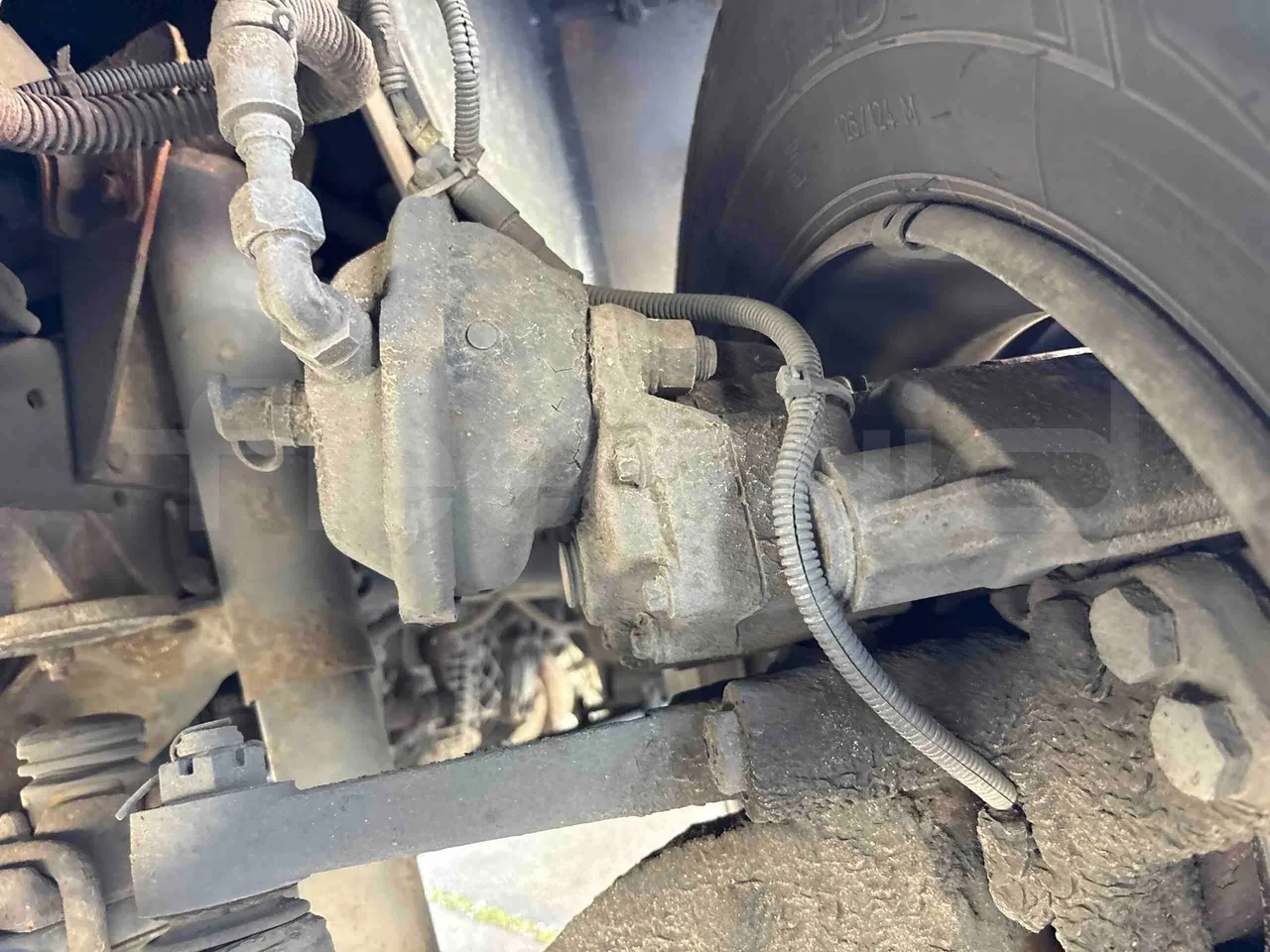 Isuzu Novo - front brake calipers left