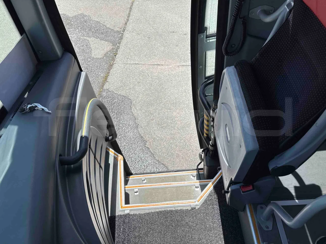 Isuzu Novo - handrails photo