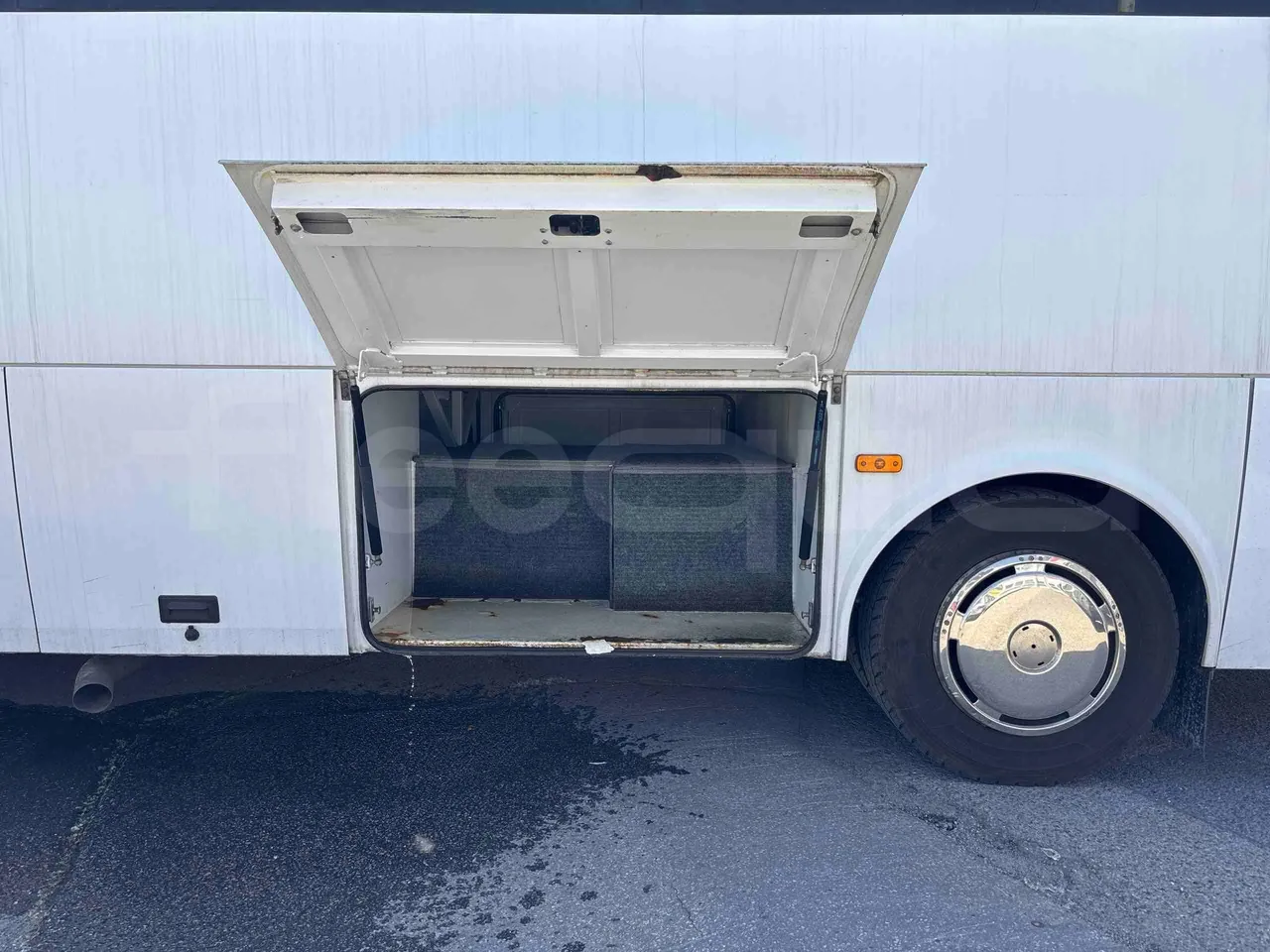Isuzu Novo - luggage rack photo