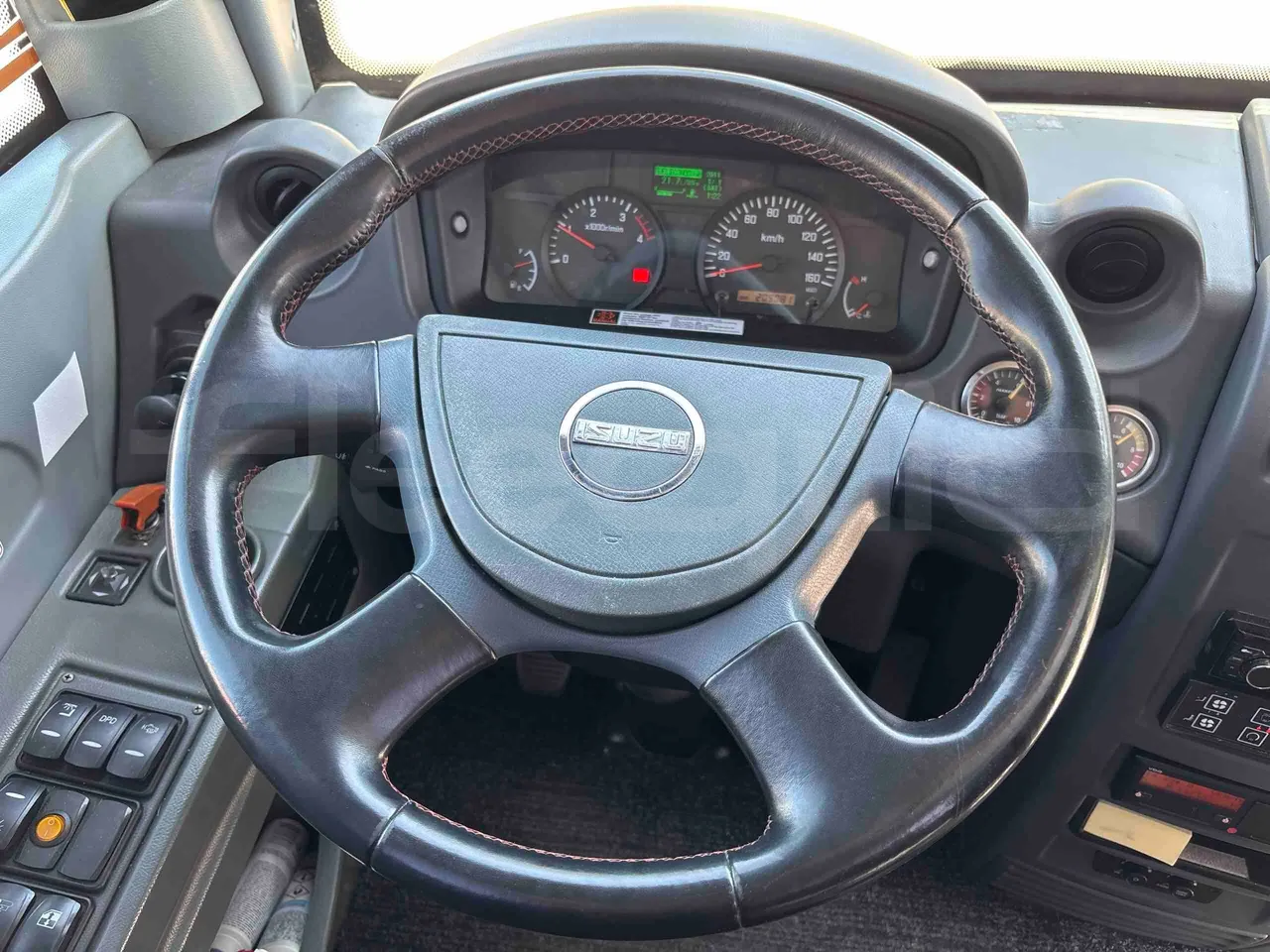 Isuzu Novo - steering wheel photo