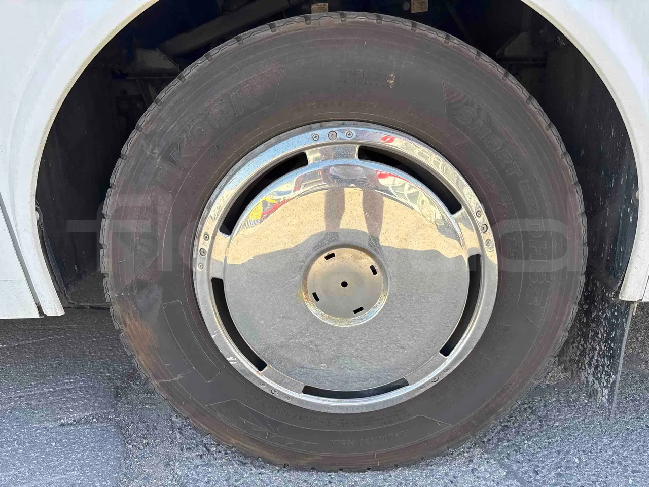 Isuzu Novo - rear left tire photo