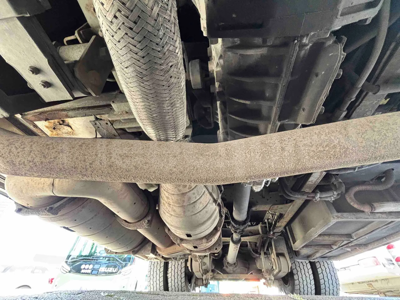 Isuzu Novo - central undercarriage photo