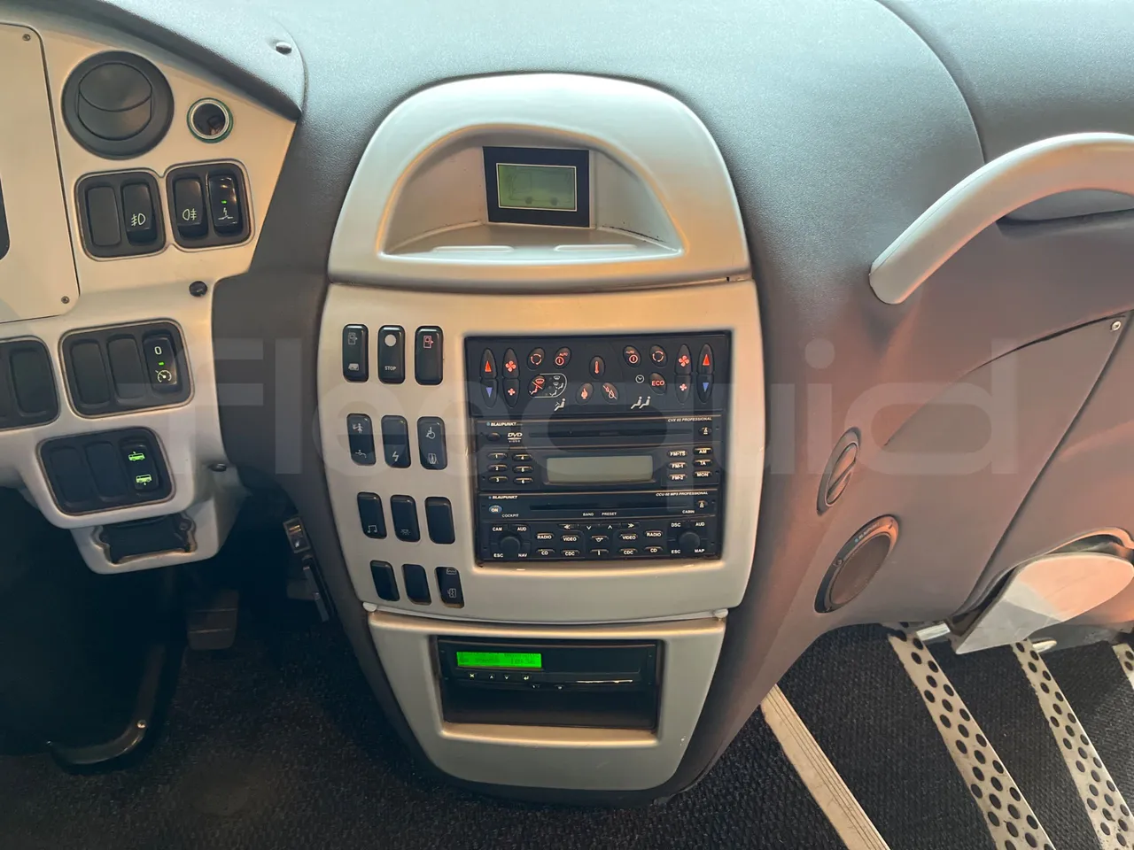 Irizar Scania K420EB 4X2 - Euro 4 - 309 kW - 12 mt - radio accessories photo