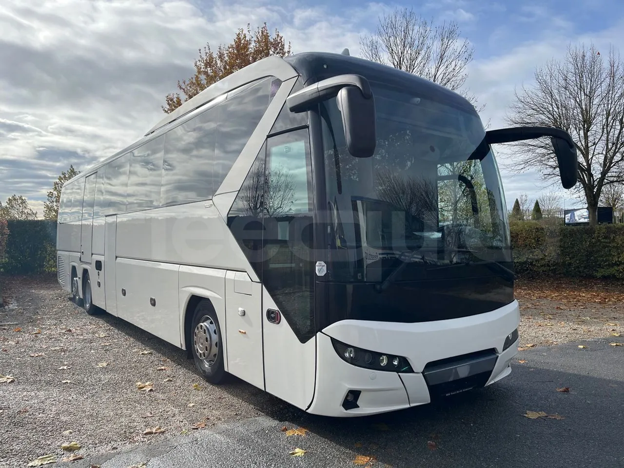 Neoplan Tourliner L  L -  Euro6 - 338 Kw - 13.913 - 3/4 front right doors