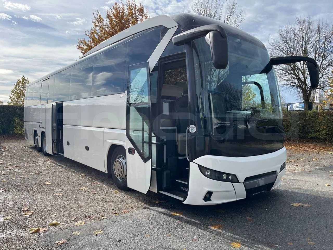 Neoplan Tourliner L  L -  Euro6 - 338 Kw - 13.913 - 3/4 right front doors open