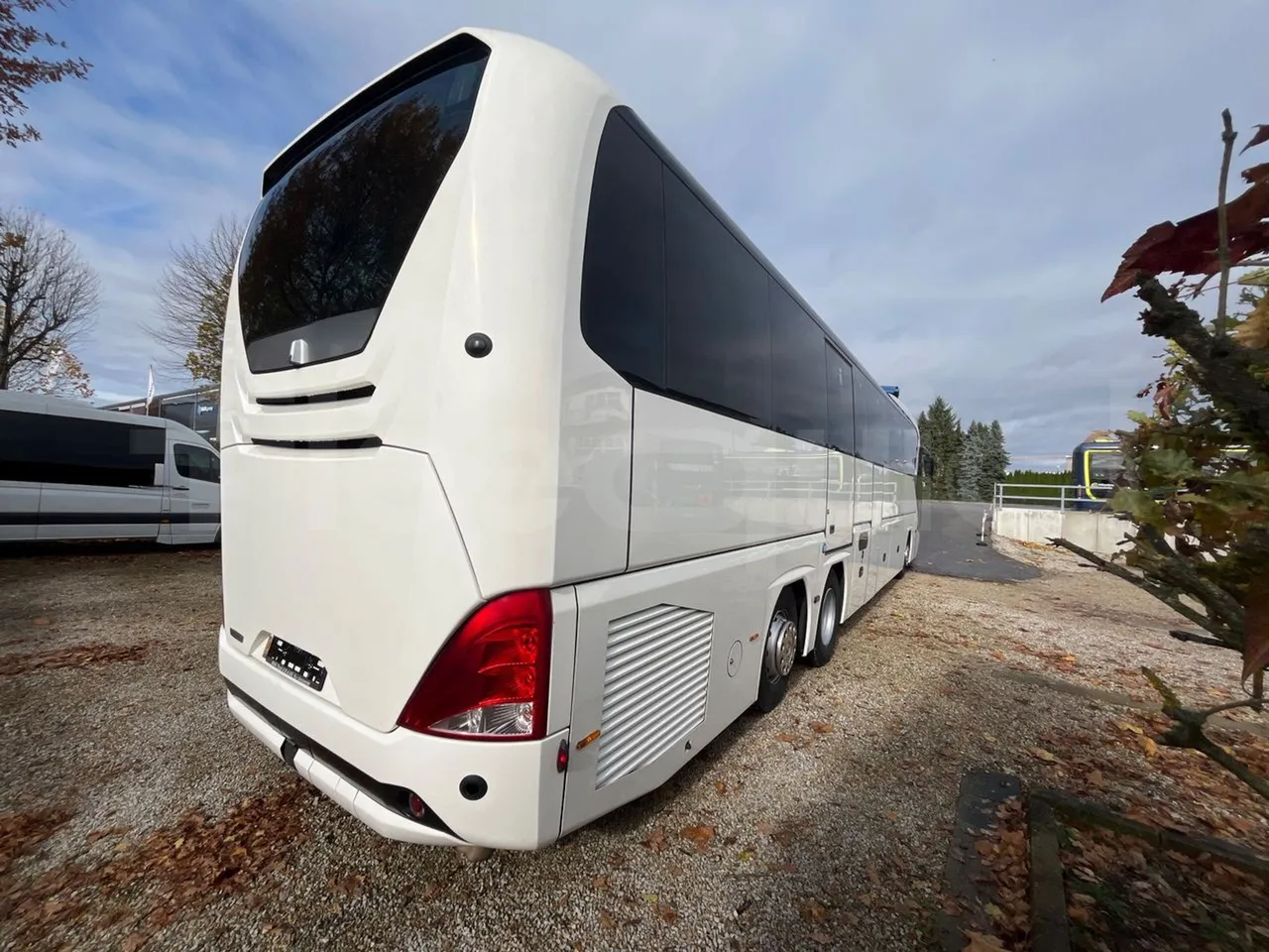 Neoplan Tourliner L  L -  Euro6 - 338 Kw - 13.913 - 3/4 right rear doors closed