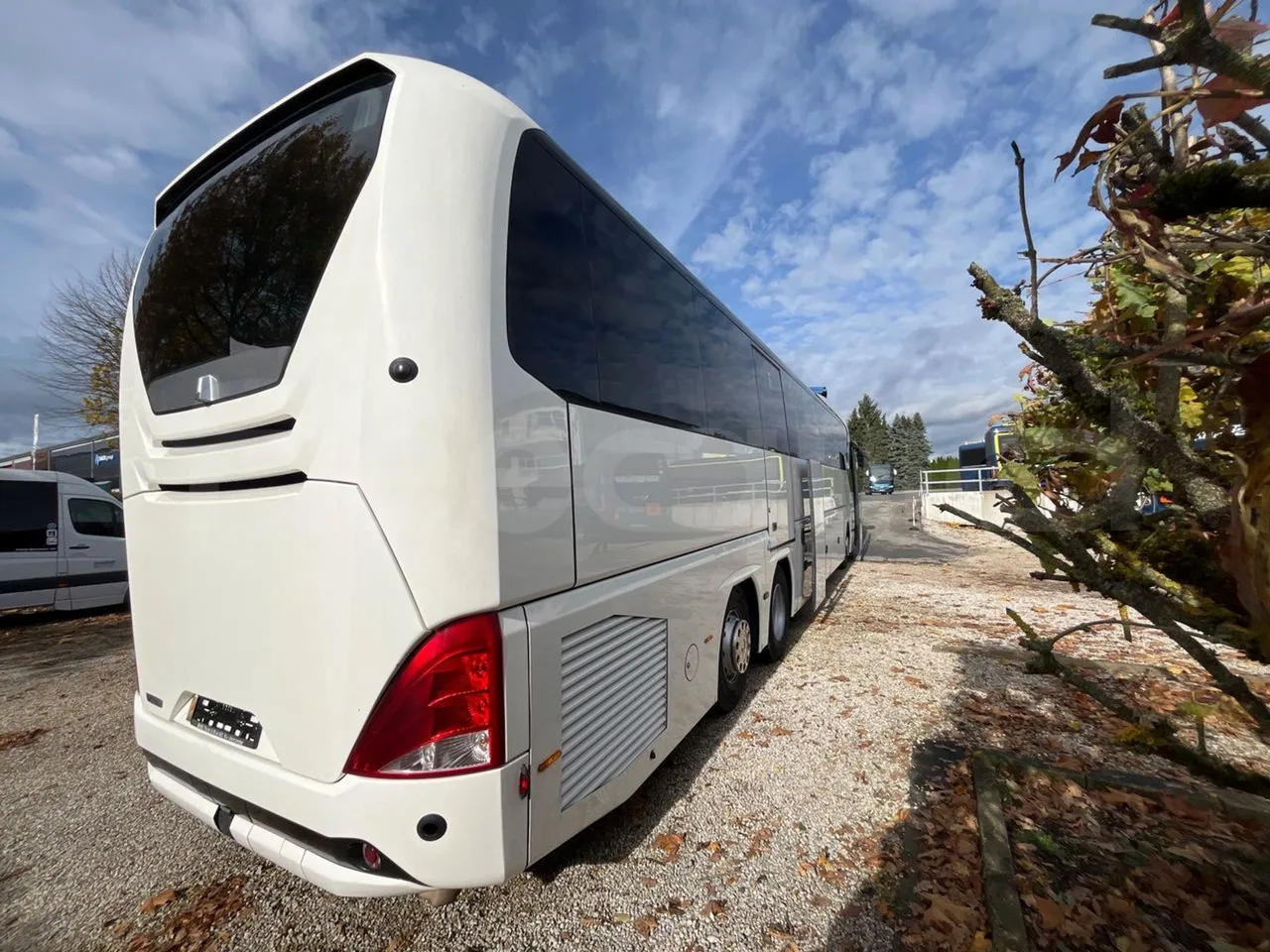 Neoplan Tourliner L  L -  Euro6 - 338 Kw - 13.913 - 3/4 right rear doors open
