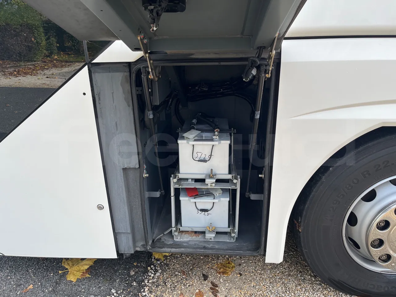 Neoplan Tourliner L  L -  Euro6 - 338 Kw - 13.913 - external compartments photo