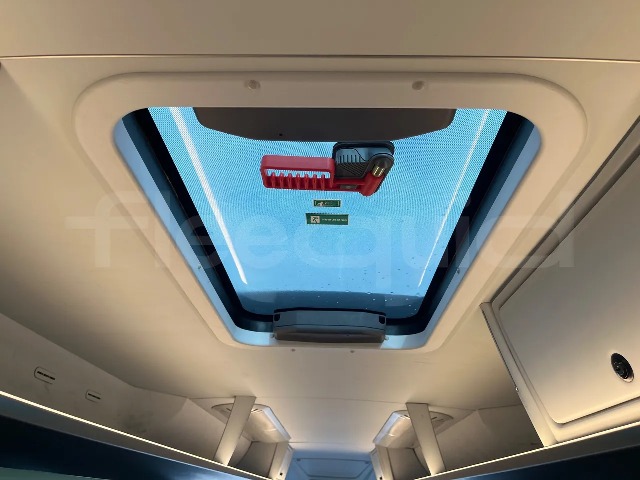 Neoplan Tourliner L  L -  Euro6 - 338 Kw - 13.913 - roof hatch 1