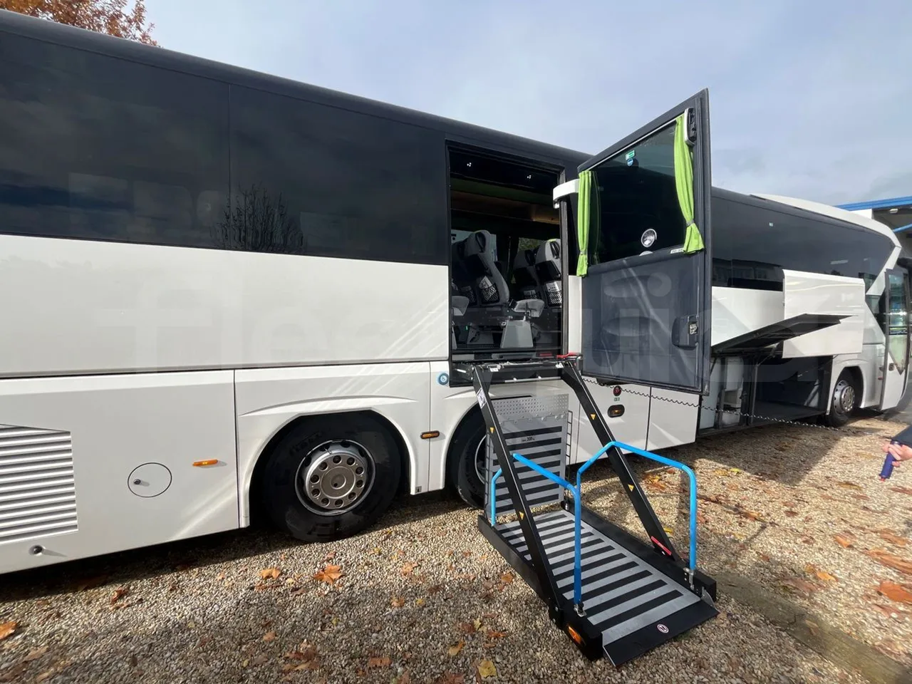 Neoplan Tourliner L  L -  Euro6 - 338 Kw - 13.913 - platform open photo
