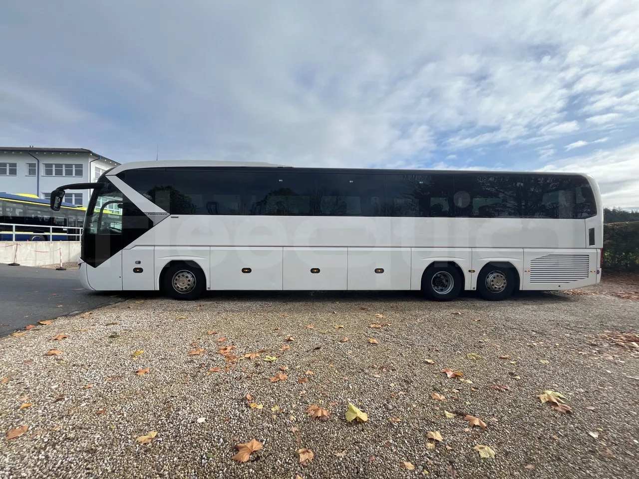 Neoplan Tourliner L  L -  Euro6 - 338 Kw - 13.913 - left side photo
