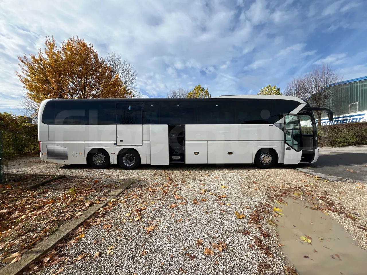 Neoplan Tourliner L  L -  Euro6 - 338 Kw - 13.913 - right side doors open
