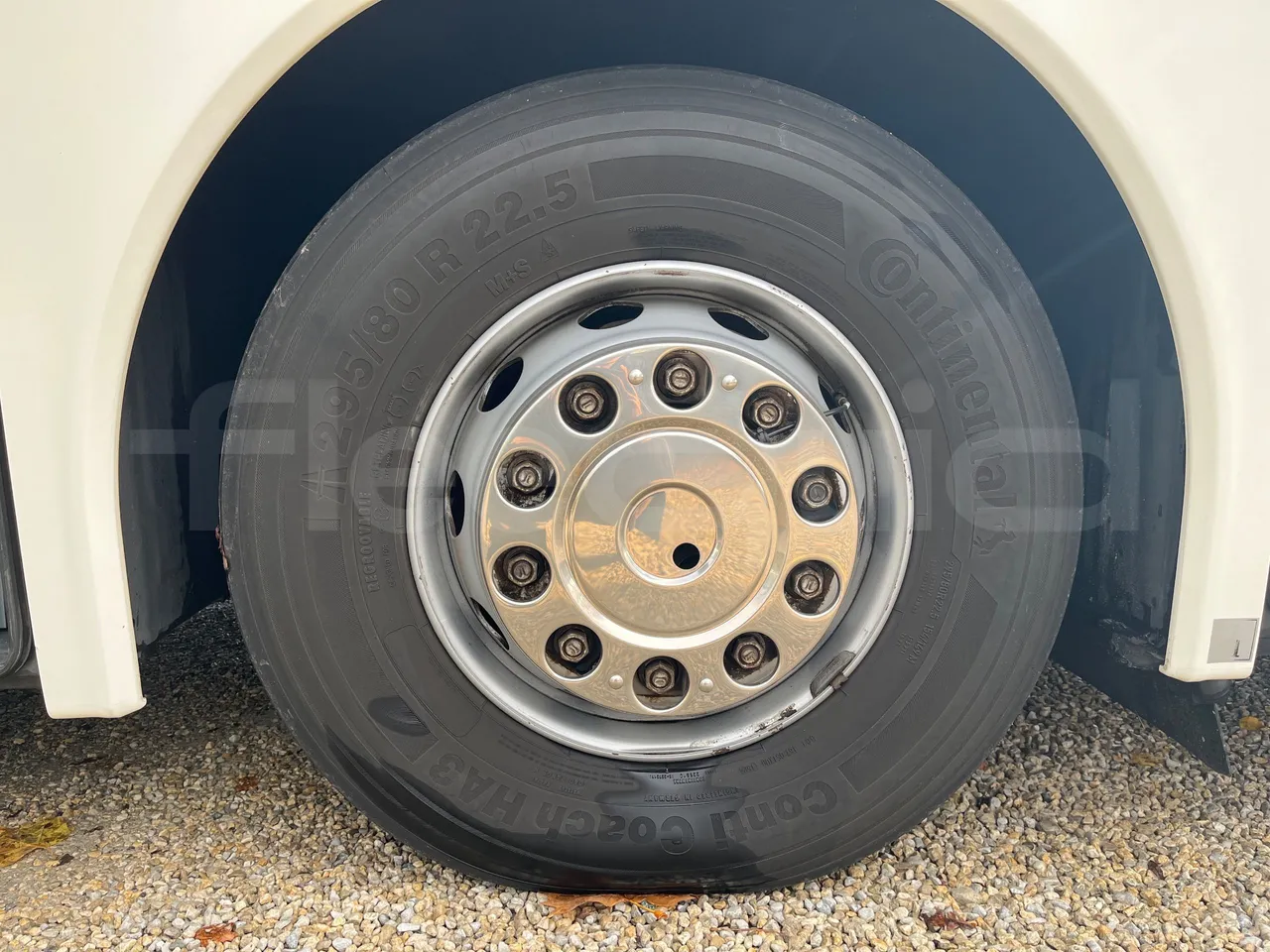 Neoplan Tourliner L  L -  Euro6 - 338 Kw - 13.913 - front left tire measurements
