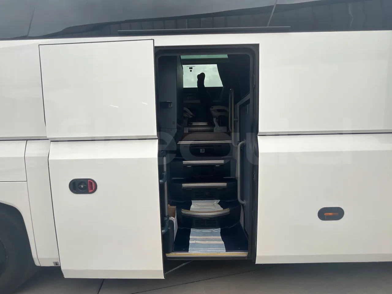 Neoplan Starliner L - EUR5 - 371kW - 13.99m - front door 2 open