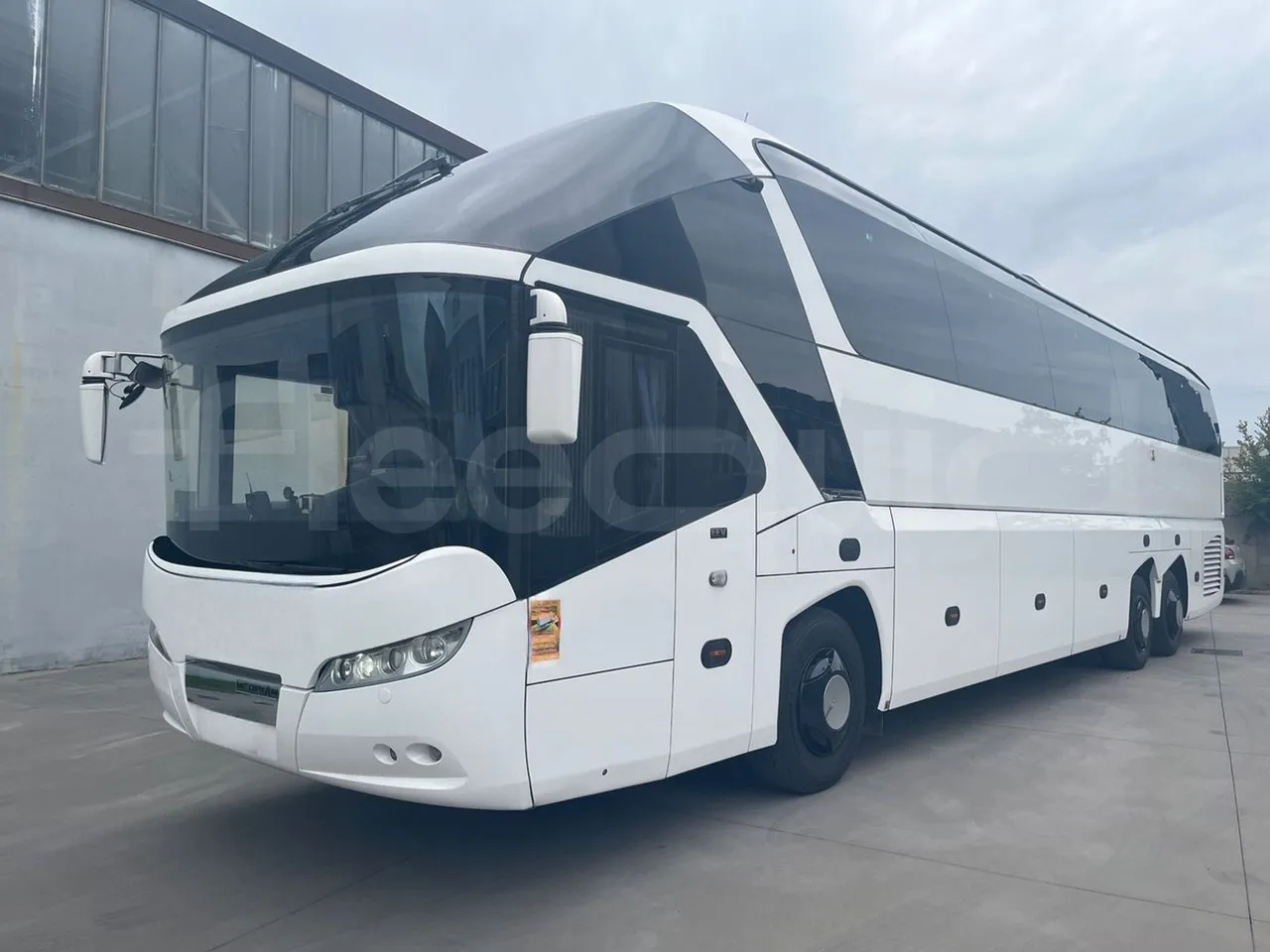 Neoplan Starliner L - EUR5 - 371kW - 13.99m - 3/4 front left
