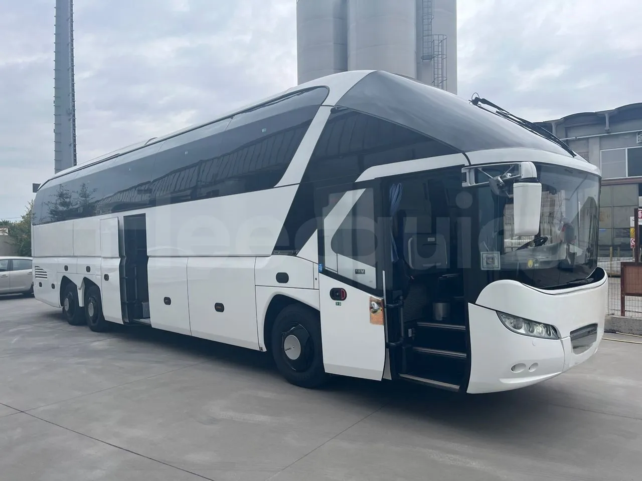 Neoplan Starliner L - EUR5 - 371kW - 13.99m - 3/4 right front doors open