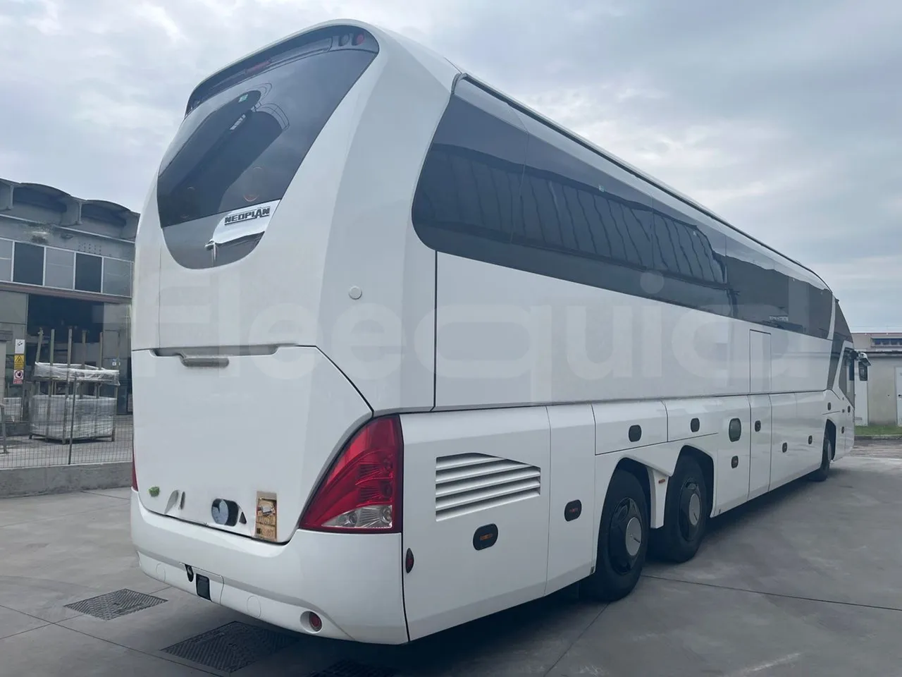 Neoplan Starliner L - EUR5 - 371kW - 13.99m - 3/4 right rear doors closed