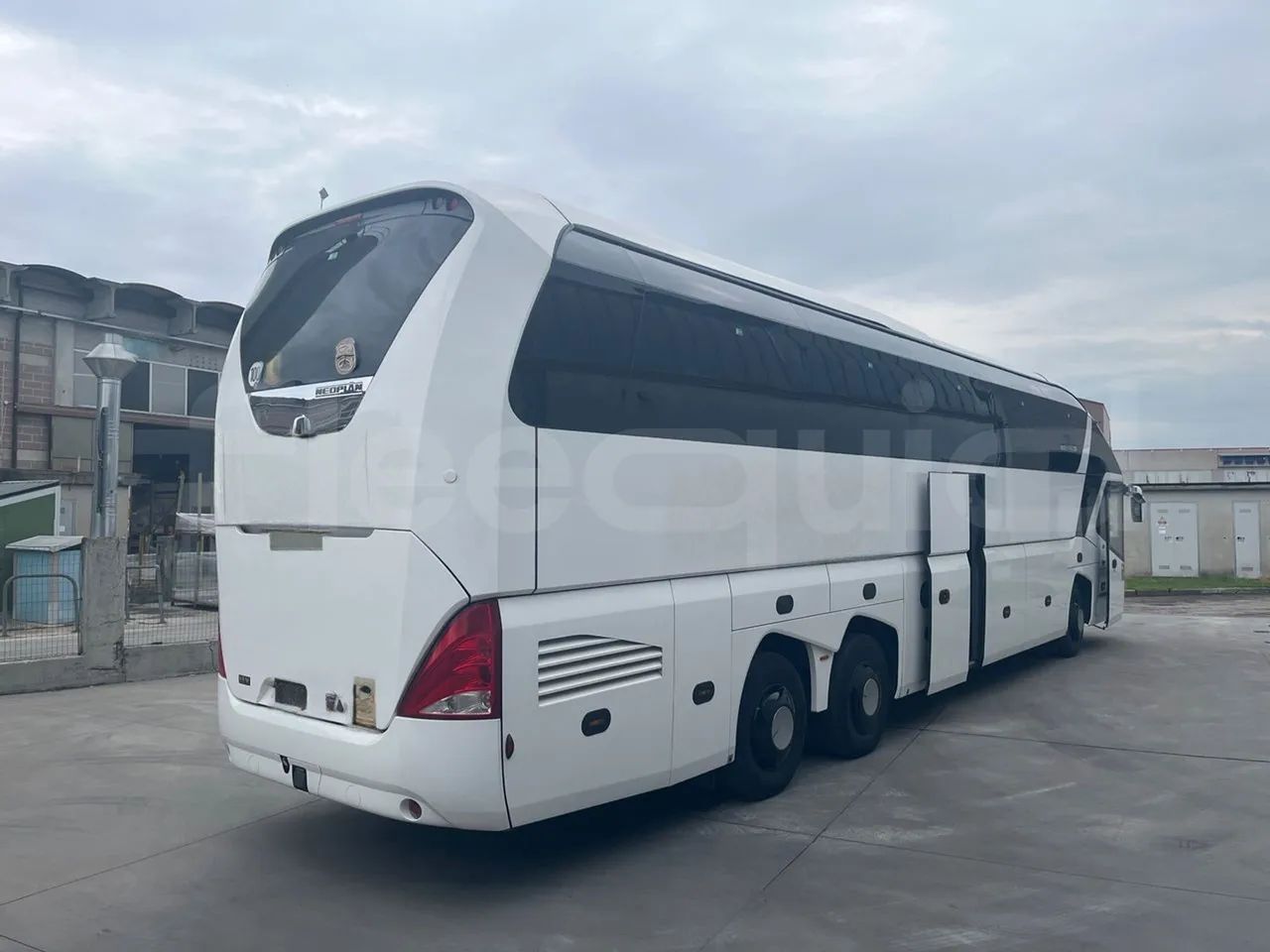 Neoplan Starliner L - EUR5 - 371kW - 13.99m - 3/4 right rear doors open