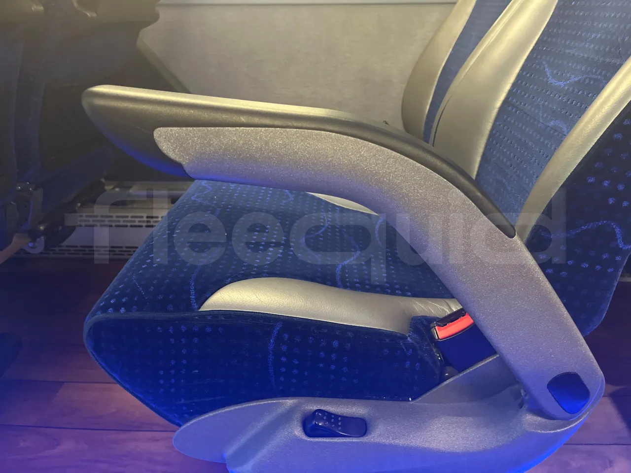 Neoplan Starliner L - EUR5 - 371kW - 13.99m - armrest detail photo