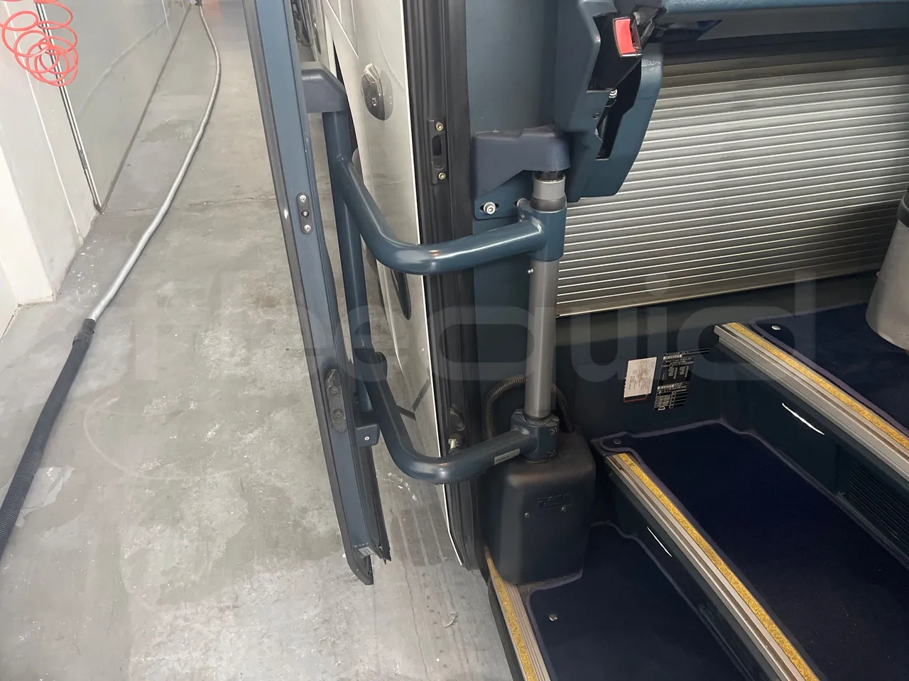 Neoplan Starliner L - EUR5 - 371kW - 13.99m - door mechanism photo