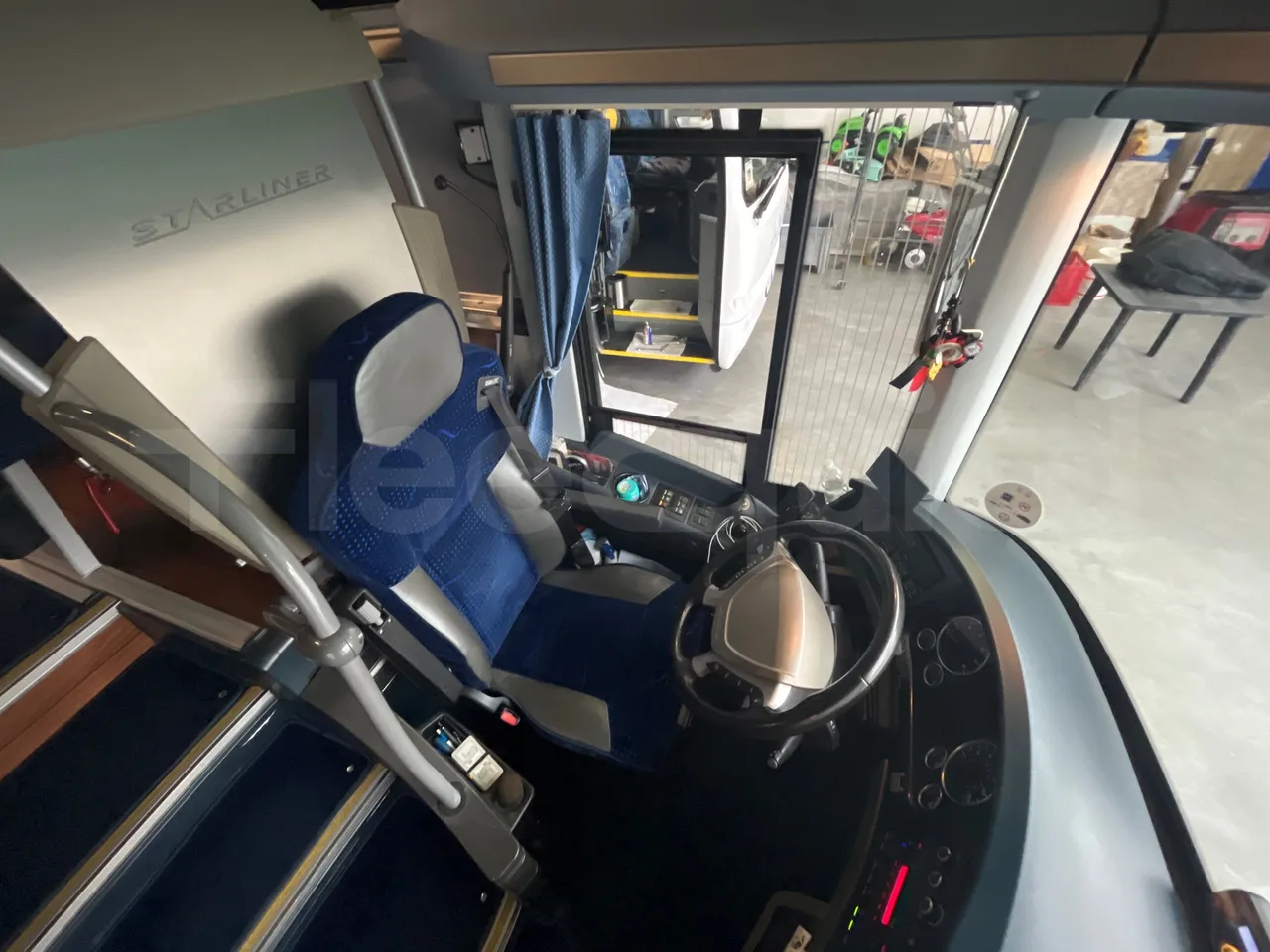 Neoplan Starliner L - EUR5 - 371kW - 13.99m - driver's seat photo