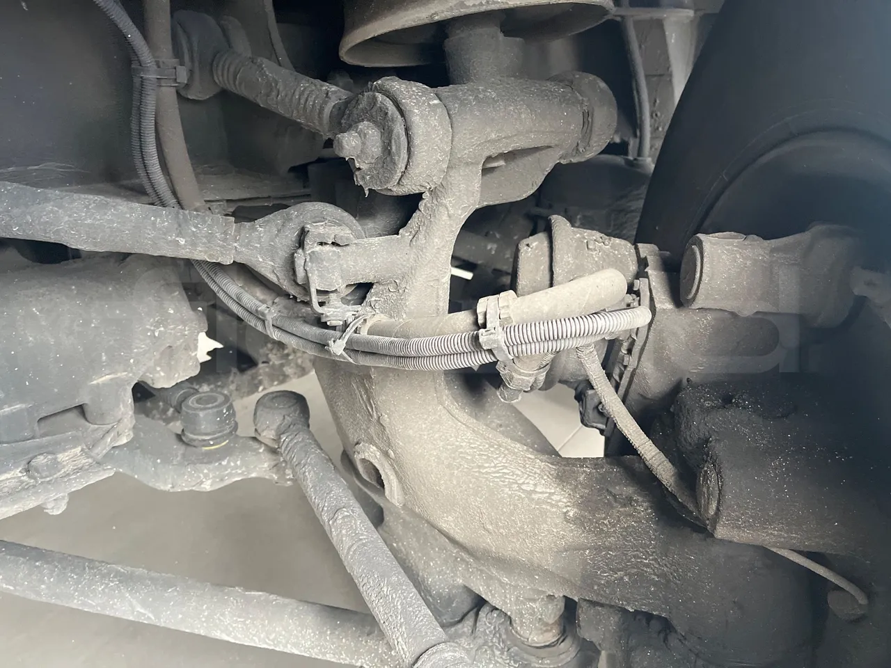 Neoplan Starliner L - EUR5 - 371kW - 13.99m - front brake calipers left