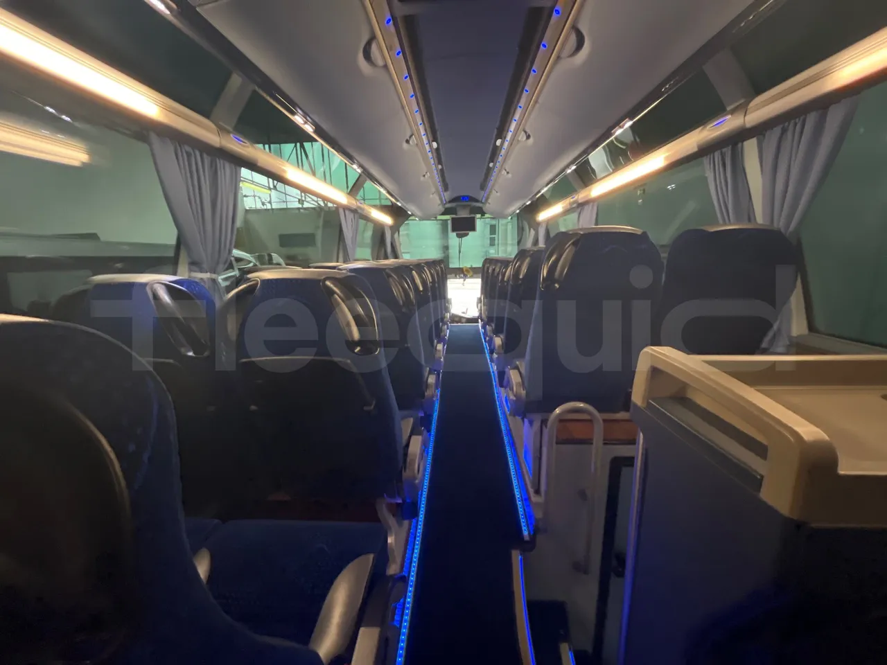 Neoplan Starliner L - EUR5 - 371kW - 13.99m - forward view middle aisle
