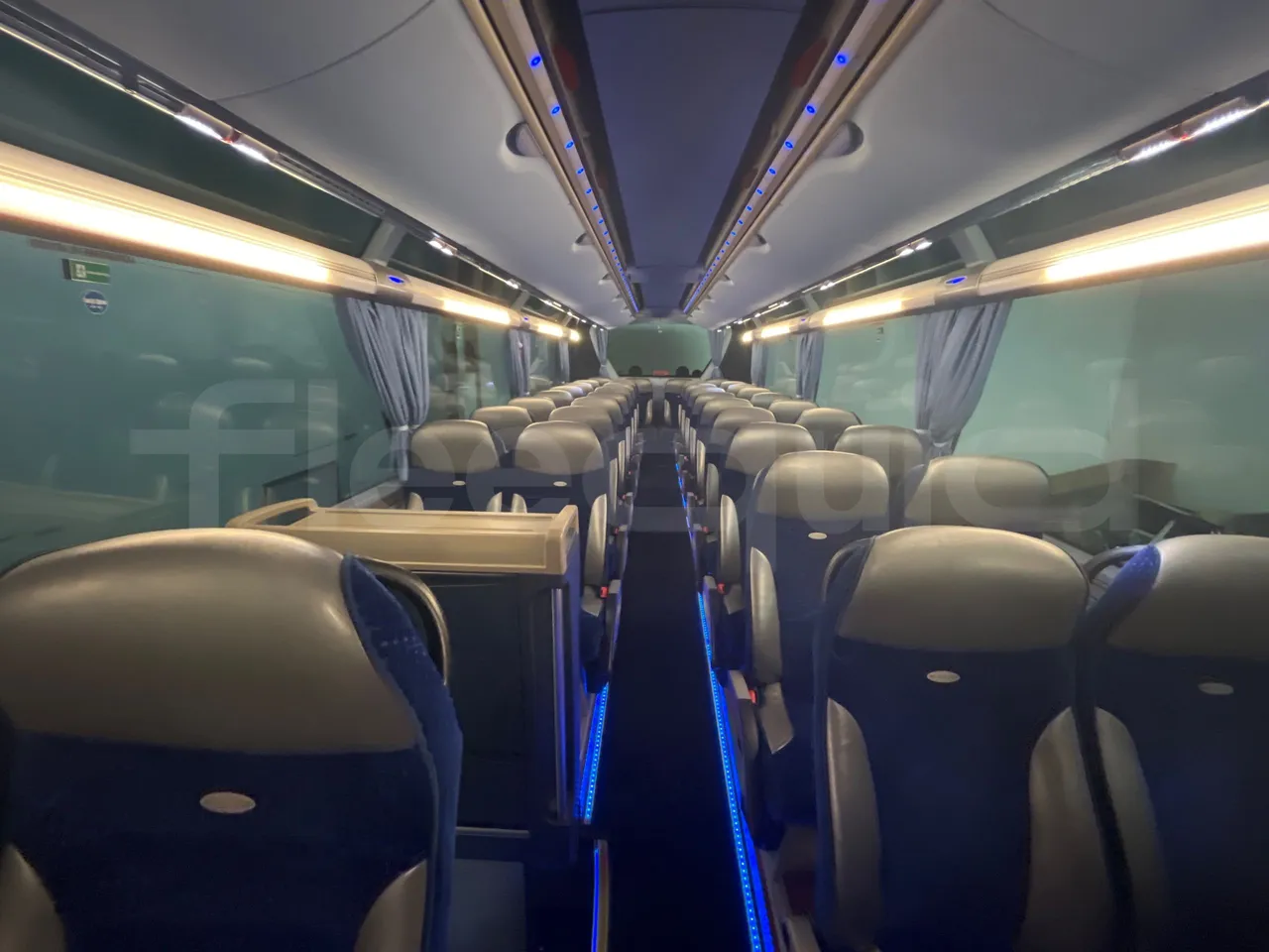 Neoplan Starliner L - EUR5 - 371kW - 13.99m - reverse view middle aisle