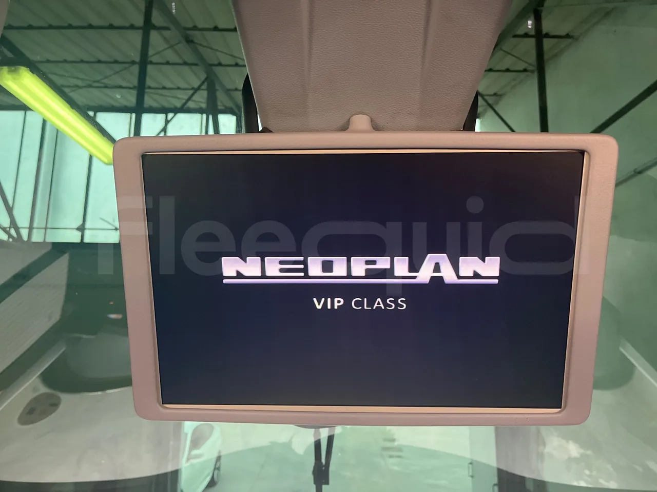 Neoplan Starliner L - EUR5 - 371kW - 13.99m - monitor detail photo